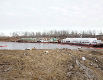 Три тонны нефти вылилось в реку Обь после столкновения двух барж в Томской области